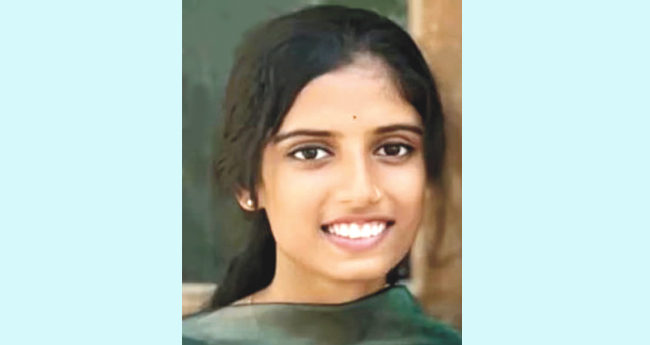 ആലപ്പുഴ ബീച്ചിൽ ശക്തമായ കാറ്റ്; പെ​ട്ടി​ക്ക​ട മ​റി​ഞ്ഞുവീണ് പെ​ണ്‍​കു​ട്ടി മ​രി​ച്ചു