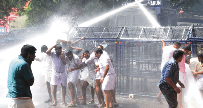 ലാ​ത്തി​ച്ചാ​ർ​ജ്: പ്ര​തി​ഷേ​ധ  മാ​ർ​ച്ചി​ൽ സം​ഘ​ർഷം