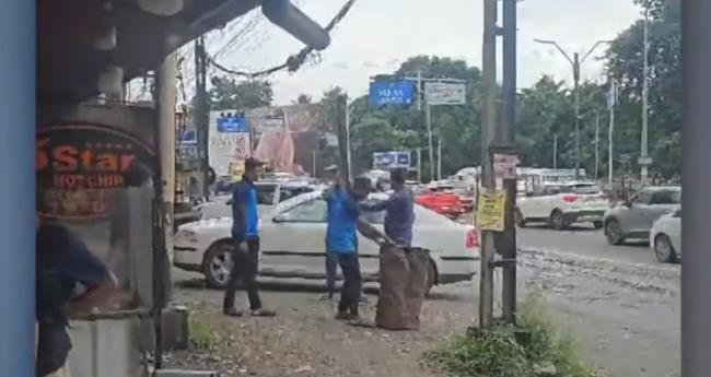 പോ​ലീ​സ് സ്ഥാ​പി​ച്ച നോ ​പാ​ർ​ക്കിം​ഗ് ബോ​ർ​ഡു​ക​ൾ നീ​ക്കം ചെ​യ്ത് ക​ട​യു​ട​മ