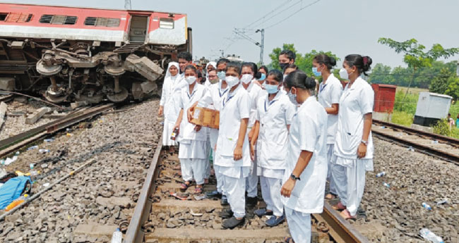 അ​പ​ക​ട​സ്ഥ​ല​ത്ത്  ര​ക്ഷാ​പ്ര​വ​ർ​ത്ത​ന​ങ്ങ​ളു​മാ​യി  സ​ന്യസ്ത​രും