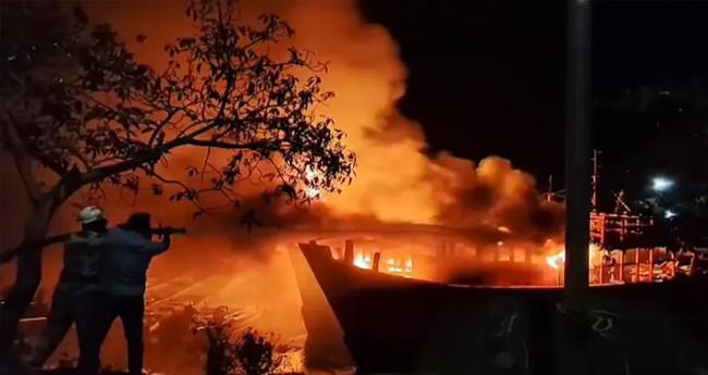 ഒ​ഡീ​ഷ​യി​ലെ തു​റ​മു​ഖ​ത്ത് തീ​പി​ടി​ത്തം; ബോ​ട്ടു​ക​ൾ ക​ത്തി​ന​ശി​ച്ചു
