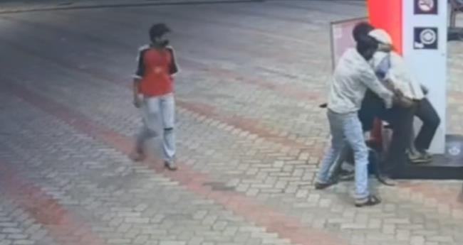 മു­​ള​കു­​പൊ­​ടി എ­​റി­​ഞ്ഞ ശേ​ഷം പെ­​ട്രോ​ള്‍ പ­​മ്പി​ല്‍ മോ­​ഷ​ണം