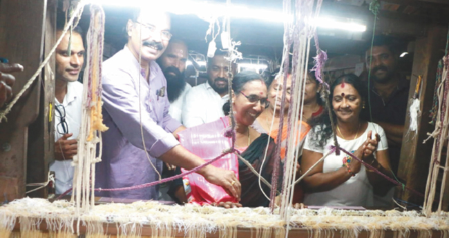 പ്ര​ധാ​ന​മ​ന്ത്രി​ക്ക് ഓ​ണ​ക്കോ​ടി  ത​യാ​റാ​ക്കി​യ​ത് ക​ണ്ണൂ​രി​ൽ