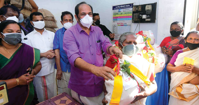 ഓ​ണം സ്പെ​ഷ​ൽ ഭ​ക്ഷ്യ​ക്കി​റ്റ്  വി​ത​ര​ണ​ത്തി​നു തു​ട​ക്ക​മാ​യി