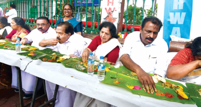 ആ​ശ​മാ​ര്‍​ക്ക് ഓ​ണ​സ​ദ്യ​യൊ​രു​ക്കി ഉ​മ്മ​ന്‍ ചാ​ണ്ടി ചാ​രി​റ്റ​ബി​ള്‍ ഫോ​റം
