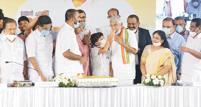 ഉ​മ്മ​ൻ​ ചാ​ണ്ടിക്കു കേ​ര​ള​ത്തി​ന്‍റെ ആ​ദ​രം