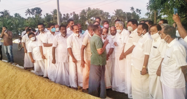 നെല്ലുസംഭരണത്തിലെ അപാകത; ഉമ്മൻചാണ്ടിക്കു മുന്നിൽ  പരാതികളുടെ കെട്ടഴിച്ച് കർഷകർ