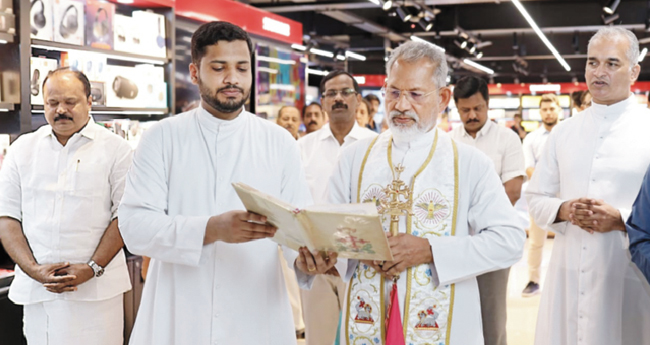 ചങ്ങനാശേരി ഓക്സിജൻ ഡിജിറ്റൽ ഷോറൂമിന്‍റെ  വെഞ്ചരിപ്പും ആശീര്‍വാദകർമവും നടത്തി