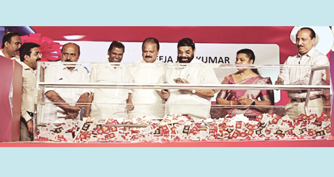 ഓ​ക്സി​ജ​ൻ മെ​ഗാ ല​ക്കി ഡ്രോ  വിജയികളെ തെ​ര​ഞ്ഞെ​ടു​ത്തു