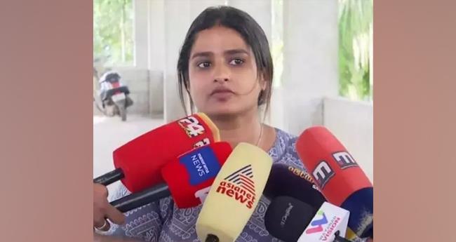 എ​ന്‍.​എം. വി​ജ​യ​ന്‍റെ വീ​ടി​ന്‍റെ ആ​ധാ​രം കു​ടും​ബ​ത്തി​ന് കൈ​മാ​റി കോ​ണ്‍​ഗ്ര​സ്