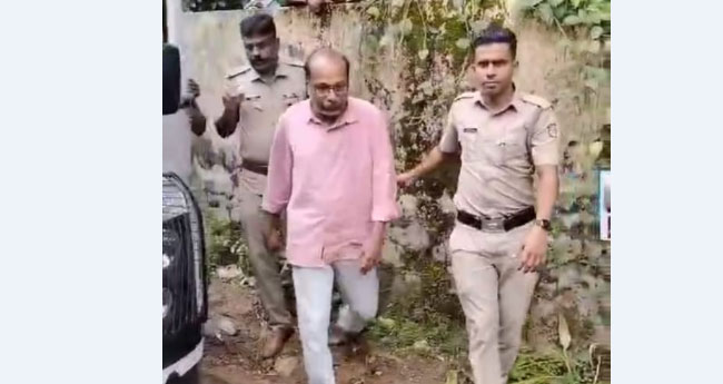 കൈ​​​കെ​​​ട്ടി​​​നി​​​ന്ന് കൂ​​​സ​​​ലി​​​ല്ലാ​​​തെ  പ​​​ദ്മകു​​​മാറി​​​ന്‍റെ മ​​​റു​​​പ​​​ടി​​​ക​​​ൾ