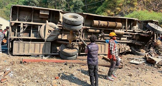 പാ​ക്കി​സ്ഥാ​നി​ൽ വി​വാ​ഹ​സം​ഘ​ത്തി​ന്‍റെ ബ​സ് ന​ദി​യി​ലേ​ക്കു മ​റി​ഞ്ഞ് 16 മ​ര​ണം