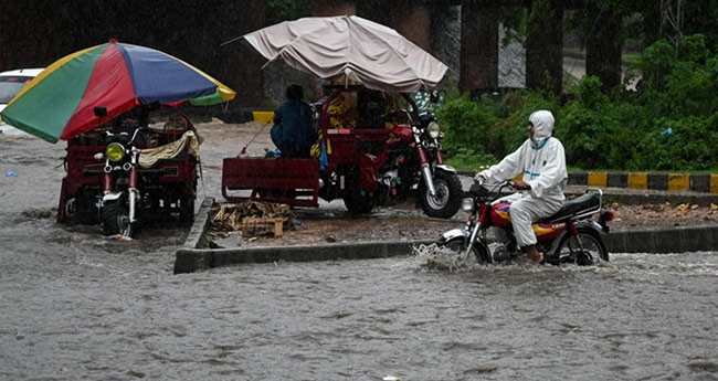 മഴയും കാറ്റും; പാക്കിസ്ഥാനിൽ  20 മരണം