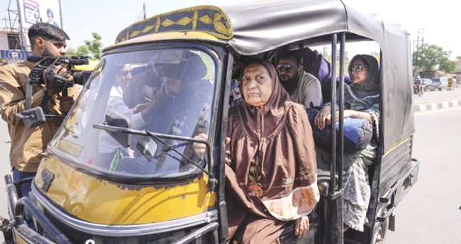 പാക് പൗരന്മാർ ഇന്ത്യയിൽനിന്ന് മ‌ടങ്ങിത്തുടങ്ങി
