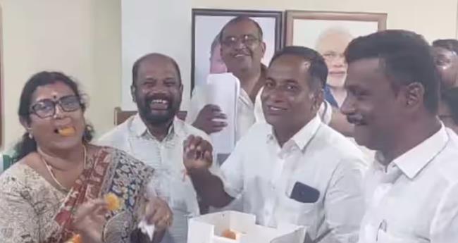 പാ​ല​ക്കാ​ട്ടെ ബി​ജെ​പി കൗ​ൺ​സി​ല​ർ​മാ​ർ​ക്ക് "കൈ' ​കൊ​ടു​ക്കാ​ൻ കോ​ൺ​ഗ്ര​സ്; സ്വാ​ഗ​തം ചെ​യ്ത് വി.​കെ.​ശ്രീ​ക​ണ്ഠ​ൻ