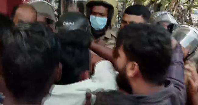 പാ​ല​ക്കാ​ട് ക​ള​ക്‌​ട്രേ​റ്റി​ലേ​ക്കു​ള്ള യൂ​ത്ത് കോ​ണ്‍​ഗ്ര​സ് മാ​ര്‍​ച്ചി​ല്‍ സം​ഘ​ര്‍​ഷം