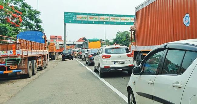 പാലയേക്കരയിൽ എല്ലാ സേവനങ്ങളും നിർത്തിവച്ച് കരാർ കമ്പനി