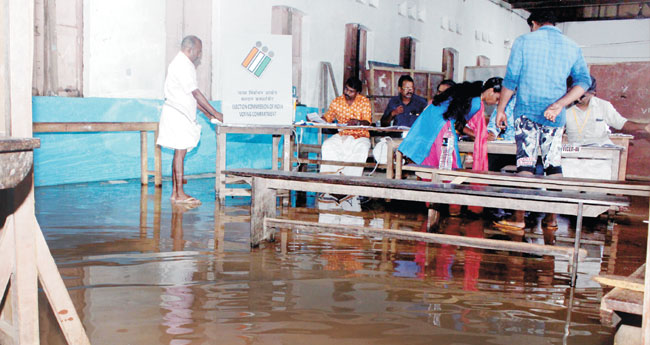 മ​ഴ ക​ന​ത്ത​പ്പോ​ൾ ര​ണ്ടി​ട​ത്ത് വോ​ട്ടിം​ഗി​ൽ ഇ​ടി​വ്, ക​ണ​ക്കു​ക​ൾ തെ​റ്റു​മെ​ന്ന് ആ​ശ​ങ്ക