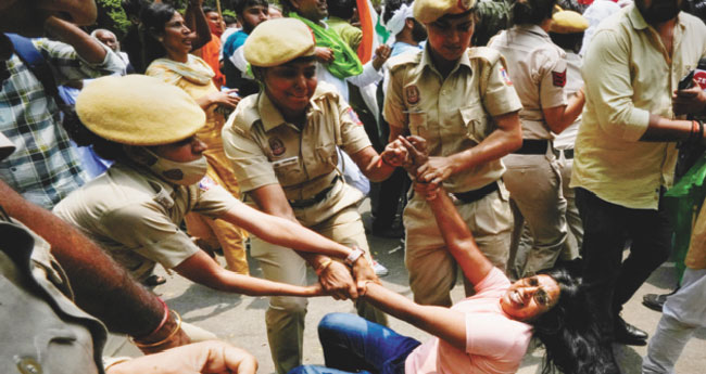 ആളിക്കത്തി   പ്രതിഷേധം; ഗുസ്തി താരങ്ങളുടെ പാ​ർ​ല​മെ​ന്‍റ് മാ​ർ​ച്ച് പോ​ലീ​സ് ത​ട​ഞ്ഞു