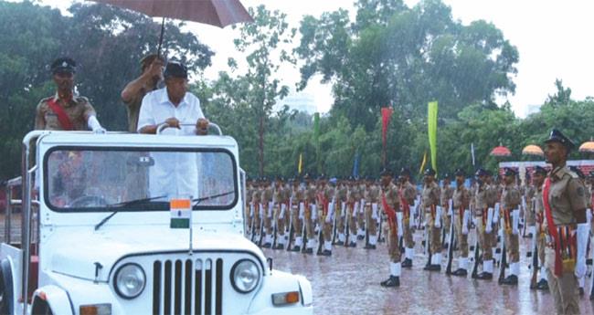 മ​ഴ​യെ അ​വ​ഗ​ണി​ച്ചു പോ​ലീ​സുകാ​രു​ടെ പാ​സിം​ഗ് ഔ​ട്ട് പ​രേ​ഡ്