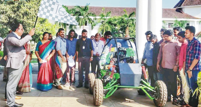 ഇ -വൗക്ക് വൈ​ദ്യു​തി വാ​ഹ​ന​വു​മാ​യി എ​ൻ​ജി​നിയ​റിം​ഗ് കോ​ള​ജ് വി​ദ്യാ​ർ​ഥി​ക​ൾ