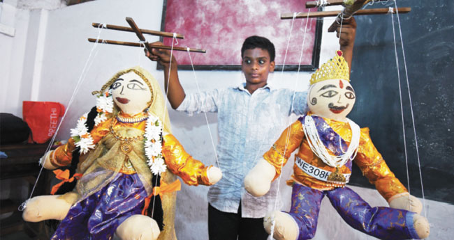 പാ​വ​ക്കൂ​ത്തി​ൽ  രാ​ജ​കു​മാ​ര​ന്‍റെ​യും രാ​ജ​കു​മാ​രി​യുടെ​യും ക​ഥ പ​റ​ഞ്ഞ് എ​സ്. ആ​കാ​ശ്