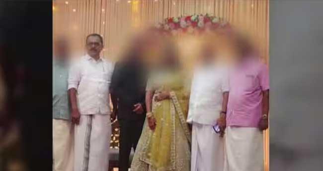 കോ​ൺ​ഗ്ര​സി​ൽ നി​ന്ന് പു​റ​ത്താ​ക്കി​യ​വ​രെ അ​നു​കൂ​ലി​ച്ച് പെ​രി​യ​യി​ൽ പ​ന്തം​കൊ​ളു​ത്തി പ്ര​ക​ട​നം