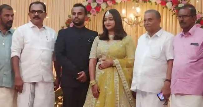 പെ​രി​യ ഇ​ര​ട്ട​ക്കൊ​ല​ക്കേ​സ്; പ്ര​തി​യു​ടെ മ​ക​ന്‍റെ വി​വാ​ഹ​ത്തി​ല്‍ പ​ങ്കെ​ടു​ത്ത കോ​ണ്‍​ഗ്ര​സ് നേ​താ​ക്ക​ളെ പു​റ​ത്താ​ക്കി