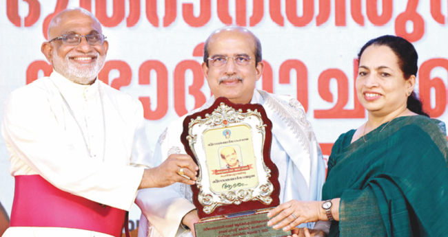 ഡോ. ​​​പെ​​​രി​​​യ​​​പ്പു​​​റ​​​ത്തി​​​നു സ​​​ഭ​​​യു​​​ടെ ആ​​​ദ​​​രം