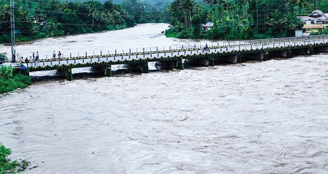 ഇ​ടു​ക്കിയിൽ ജ​ല​നി​ര​പ്പ്  കു​തിച്ചു​യ​ർ​ന്നു