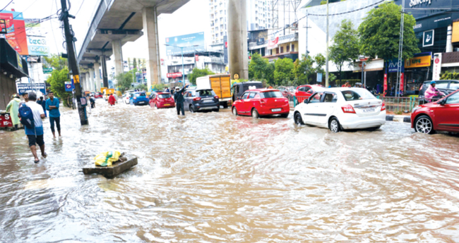 പെ​രു​മ​ഴ​യി​ൽ പകച്ച് കേ​ര​ളം