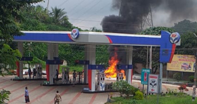 വാ​ഴ​ക്കോ​ട്  പെ​ട്രോ​ൾ പ​മ്പി​ൽ  വ​ൻ​ തീ​പി​ടി​ത്തം
