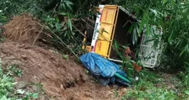 പി​ക്ക്അ​പ്പ് വാ​ൻ കൊ​ക്ക​യി​ലേ​ക്ക് മ​റി​ഞ്ഞ് ആ​സാം സ്വ​ദേ​ശി മ​രി​ച്ചു