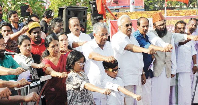 പൗ​ര​ത്വ നി​യ​മ​ ഭേ​ദ​ഗ​തിക്കെ​തി​രേ മ​നു​ഷ്യ​മ​ഹാ​ശൃം​ഖ​ല തീ​ർ​ത്ത് എ​ൽ​ഡി​എ​ഫ്