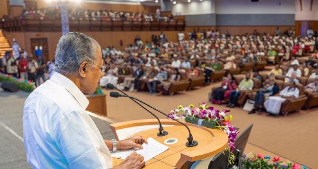 മ​ല​യാ​ള സി​നി​മ  മ​ണ്ണി​ലു​റ​ച്ചു നി​ന്നു: മു​ഖ്യ​മ​ന്ത്രി