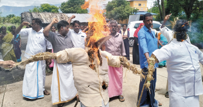 പ്ലാ​ച്ചി​മ​ട​യി​ൽ വീ​ണ്ടും സ​മ​രം;  മു​ഖ്യ​മ​ന്ത്രി​യു​ടെ കോ​ലം ക​ത്തി​ച്ചു