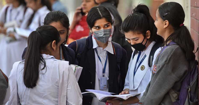 പ്ല​സ് വ​ണ്‍ പ്ര​വേ​ശ​നം വൈ​കി​യേ​ക്കും;  ഓ​ണ്‍​ലൈ​ൻ ക്ലാ​സി​നും പ​രി​മി​തി