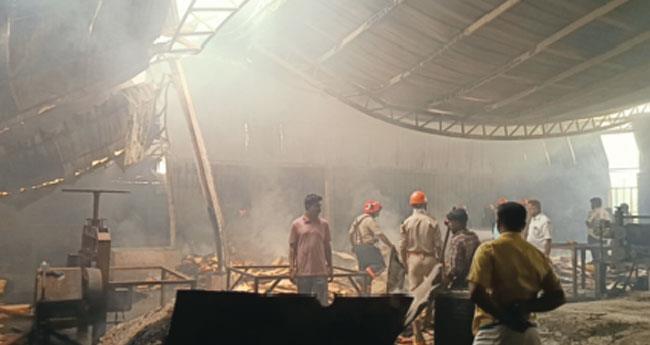 പെ​രു​മ്പാവൂ​രി​ൽ പ്ലൈ​വു​ഡ് കമ്പനി​യി​ൽ തീ​പി​ടി​ത്തം; കോ​ടി​ക​ളു​ടെ ന​ഷ്ടം