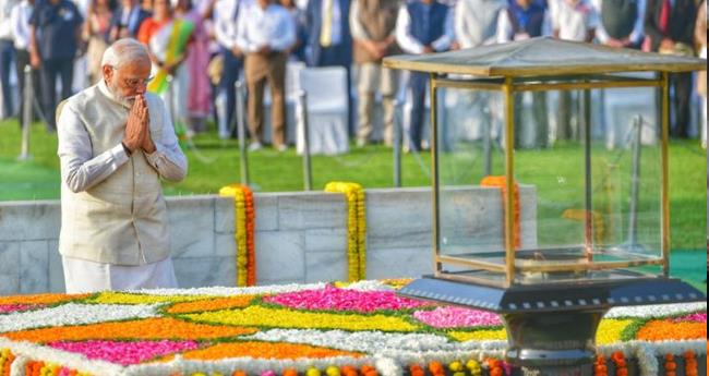 ഗാ​ന്ധി​ജ​യ​ന്തി; രാ​ജ്ഘ​ട്ടി​ലെ​ത്തി പു​ഷ്പാ​ര്‍​ച്ച​ന ന​ട​ത്തി രാ​ഷ്ട്ര​പ​തി​യും പ്ര​ധാ​ന​മ​ന്ത്രി​യും