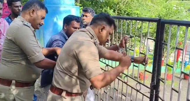 പ​ണി​മു​ട​ക്ക്: അ​ധ്യാ​പ​ക​രെ അ​ക​ത്താ​ക്കി സ്കൂ​ൾ ഗേ​റ്റ് പൂ​ട്ടി സ​മ​ര​ക്കാ​ർ