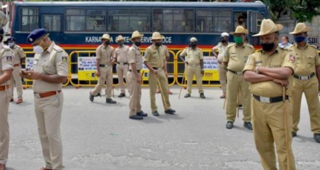 ദ​മ്പ​തി​മാ​രെ ഭീ​ഷ​ണി​പ്പെ​ടു​ത്തി പ​ണംത​ട്ടി​യ സം​ഭ​വം; ര​ണ്ട് പോ​ലീ​സു​കാ​രെ പി​രി​ച്ചു​വി​ട്ടു