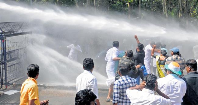 ന​വ​കേ​ര​ള സ​ദ​സി​ലെ പോ​ലീ​സ് ന​ട​പ​ടി; കോ​ൺ​ഗ്ര​സി​ന്‍റെ ഫാ​സി​സ്റ്റ് വി​മോ​ച​ന സ​ദ​സ് ഇ​ന്ന്