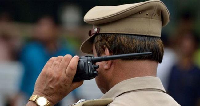 വാ​ഹ​ന​ത്തി​ന് നേ​രെ പ​ട​ക്ക​മെ​റി​ഞ്ഞ സം​ഭ​വം; വി​ദ്യാ​ർ​ഥി​ക​ൾ​ക്കെ​തി​രാ​യ പ​രാ​തി​യി​ൽ നി​ന്ന് പി​ന്മാ​റി അ​ധ്യാ​പ​ക​ർ