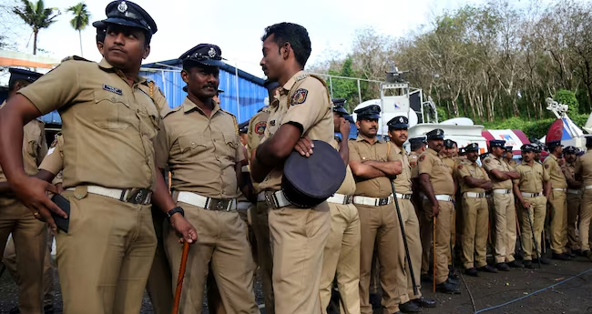 യൂ​ണി​ഫോം ത​സ്തി​ക​ക​ളി​ൽ ഉ​ന്തി​യ പ​ല്ല് അ​യോ​ഗ്യ​തയാ​കി​ല്ല