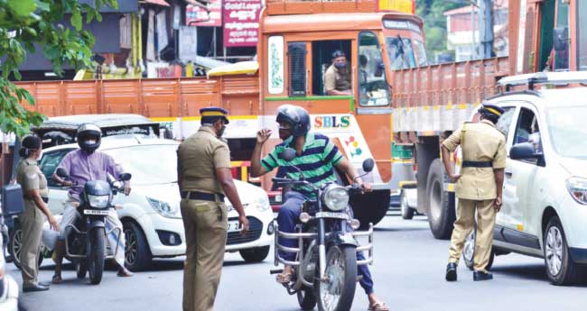 സം​സ്ഥാ​ന​ത്ത് ക​ർ​ശ​ന നി​യ​ന്ത്ര​ണം; നാ​ടെ​ങ്ങും പ​രി​ശോ​ധ​ന