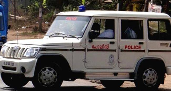 കോ​പ്പി​യ​ടി​ക്കാ​ൻ അ​നു​വ​ദി​ച്ചി​ല്ല; അ​ധ്യാ​പ​ക​രു​ടെ വാ​ഹ​ന​ത്തി​ന് നേ​രെ പ​ട​ക്കം എ​റി​ഞ്ഞു
