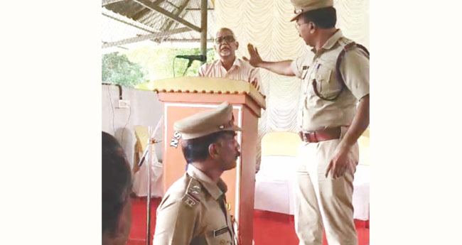 കാ​വി​പു​ത​ച്ച ഭാ​ര​താം​ബ:   പ​രി​പാ​ടി ത​ട​ഞ്ഞു