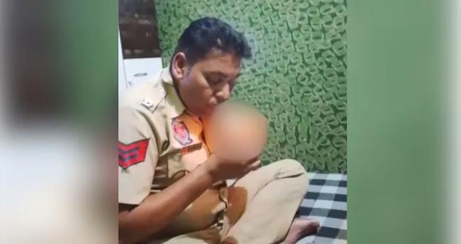 ക​ഞ്ചാ​വ് വ​ലി​ക്കു​ന്ന ദൃ​ശ്യ​ങ്ങ​ൾ പു​റ​ത്ത്; പ​ഞ്ചാ​ബി​ൽ പോ​ലീ​സ് ഉ​ദ്യോ​ഗ​സ്ഥ​നെ​തി​രെ ന​ട​പ​ടി