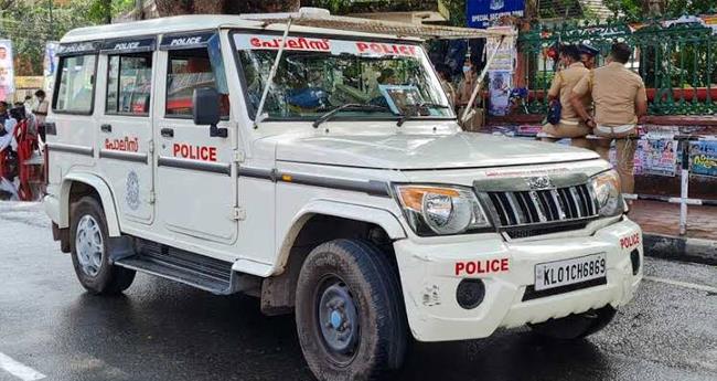 മ​ക​നു​മാ​യി ത​ർ​ക്കം; അ​ച്ഛ​നെ ത​ട​ഞ്ഞു​നി​ർ​ത്തി കു​ത്തി​പ്പ​രി​ക്കേ​ൽ​പ്പി​ച്ച് മൂ​ന്നം​ഗ​സം​ഘം