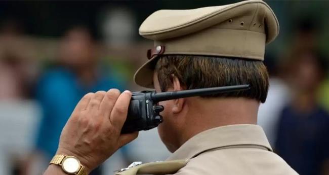 കോ​ഴി​ക്കോ​ട് ന​രി​ക്കു​നി​യി​ൽ പോ​ലീ​സു​കാ​ർ​ക്ക് നേ​രെ ക​യ്യേ​റ്റം